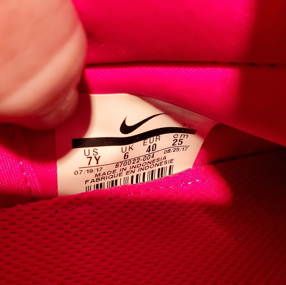 Nike Pink and Black Shoes - Picture 13 of 16